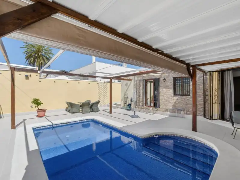 Casa aparellada amb piscina en venda a Nueva Torrevieja - Aguas Nuevas, imagen 6