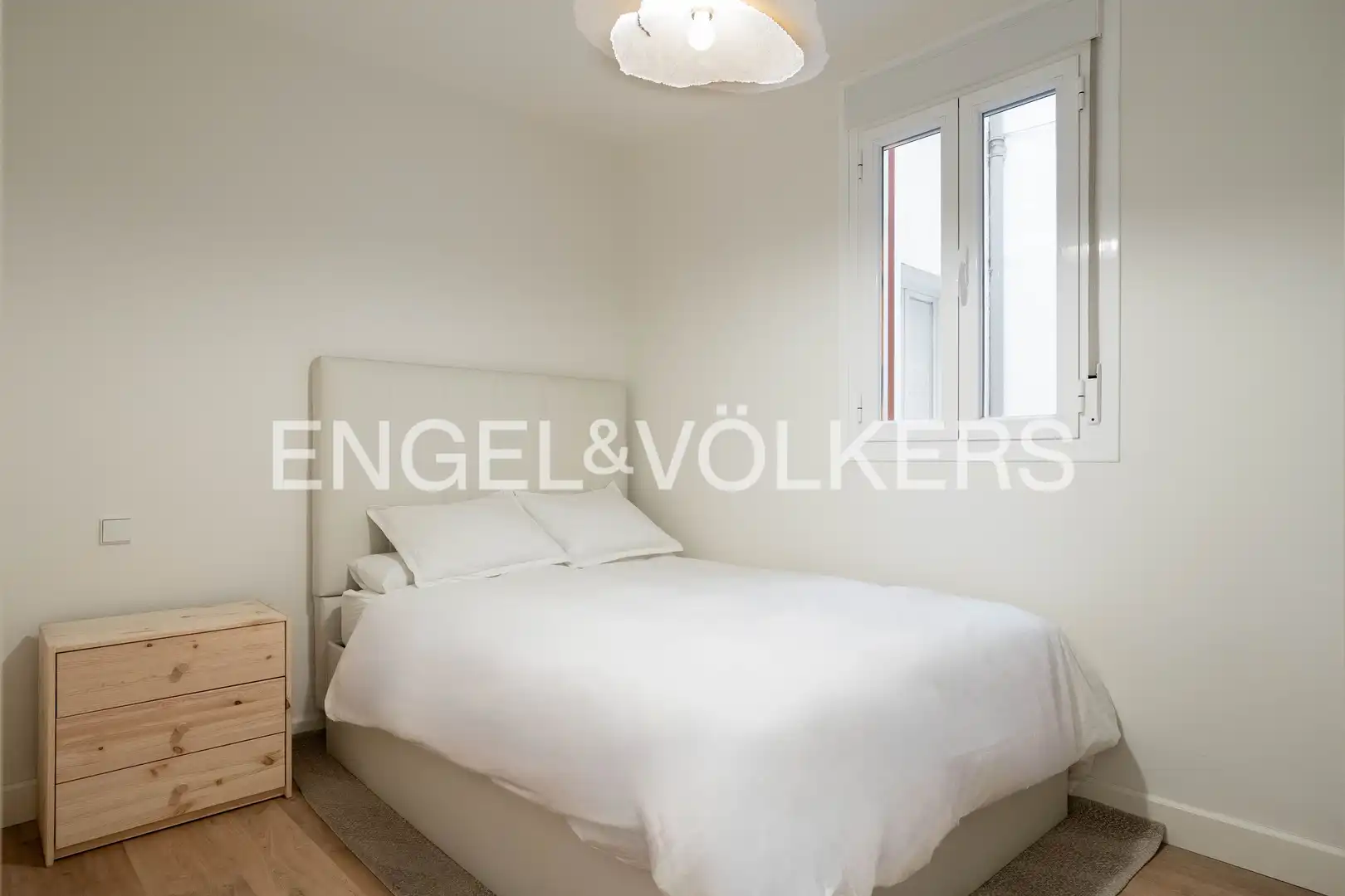Dormitori de Apartament de lloguer en Madrid amb Aire condicionat i Calefacció