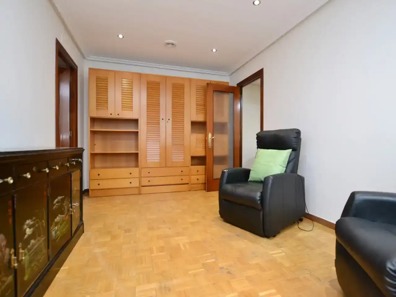 Sala d'estar de Àtic en venda en Oviedo  amb Parquet, Traster i Moblat