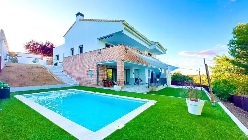 Casa amb piscina en venda a Layos