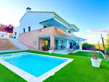 Casa con piscina in vendita a Layos