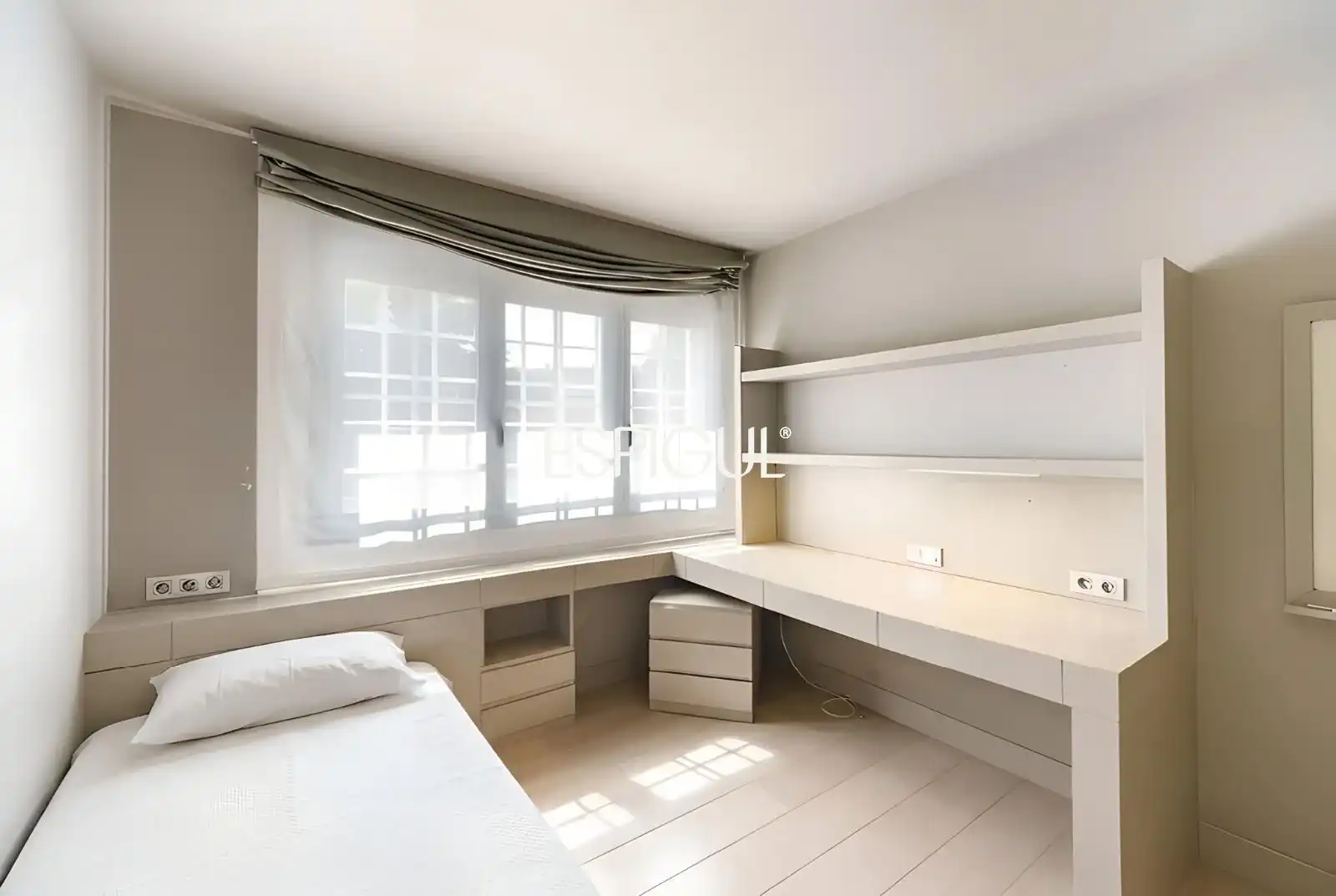 Bedroom of Flat for rent in Sant Cugat del Vallès  with Air Conditioner, Heating and Parquet flooring