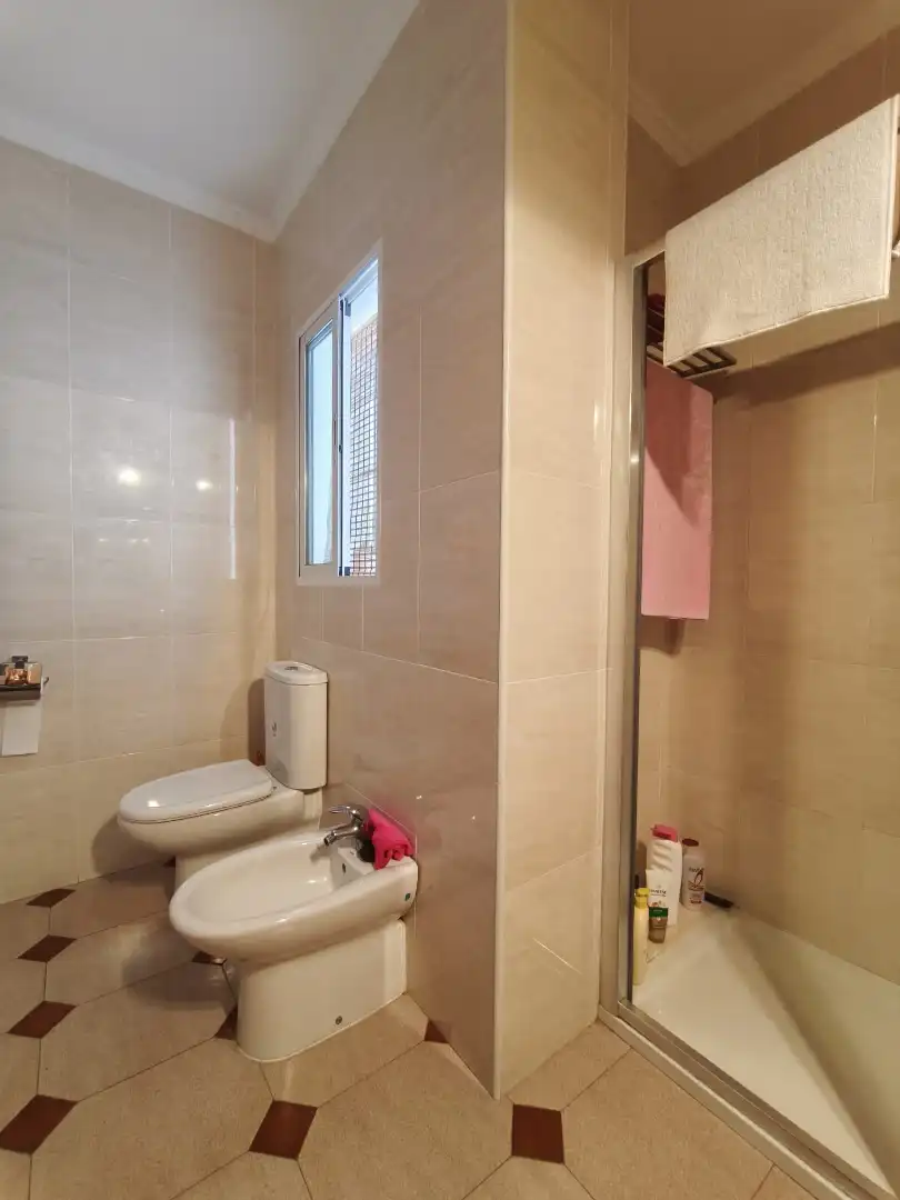 Badezimmer von Wohnung zum Verkauf in Isla Cristina mit Klimaanlage, Heizung und Terrasse