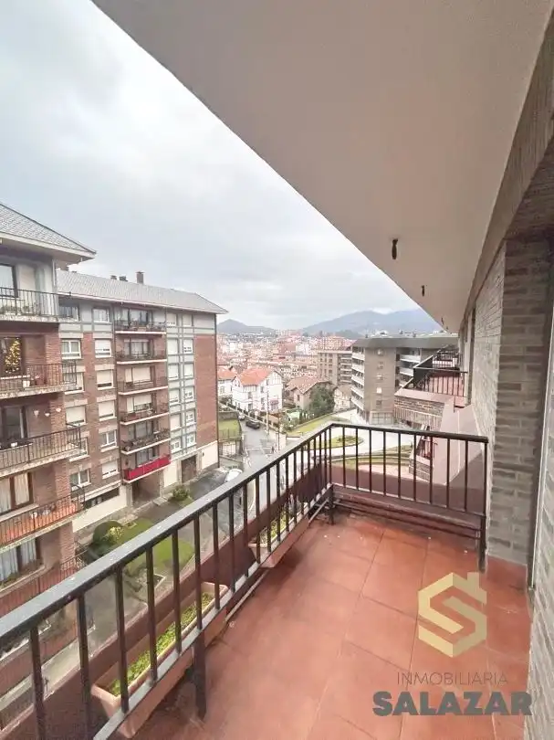 Vista exterior de Piso de alquiler en Bilbao  con Calefacción, Jardín privado y Terraza