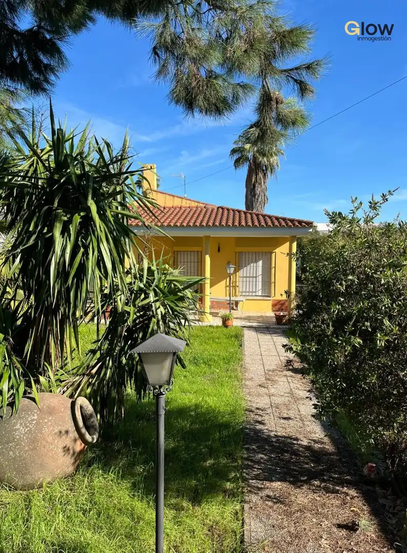 Detached house with pool for sale in Ciudad Jardín
