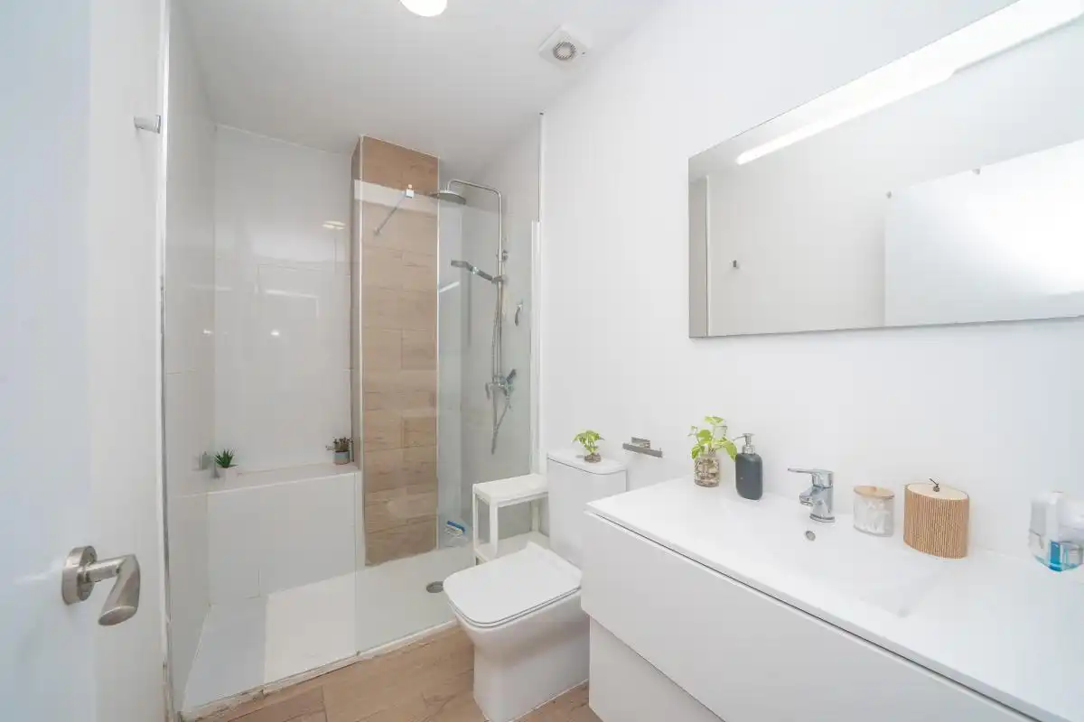 Badezimmer von Erdgeschoss zum Verkauf in Alicante / Alacant mit Klimaanlage, Heizung und Möbliert
