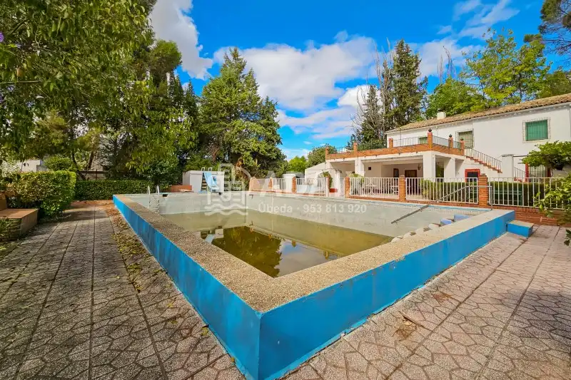 Piscina de Casa o chalet en venta en Úbeda con Terraza, Trastero y Balcón
