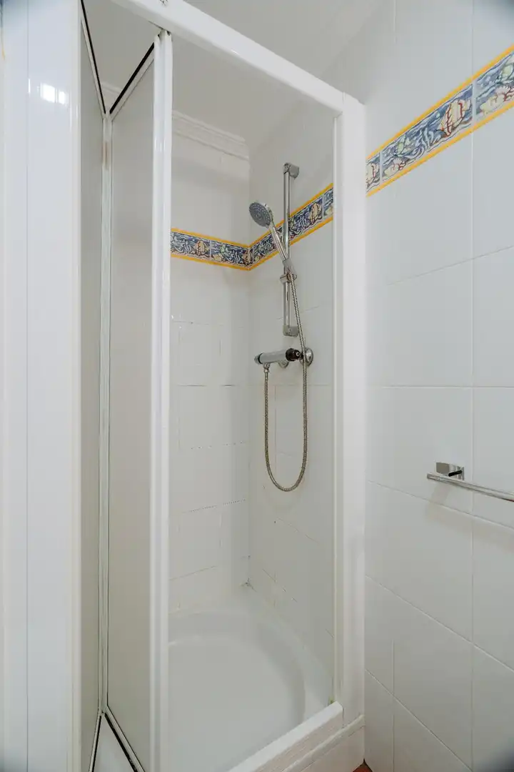Badezimmer von Wohnung zum Verkauf in Alicante / Alacant mit Klimaanlage, Heizung und Terrasse