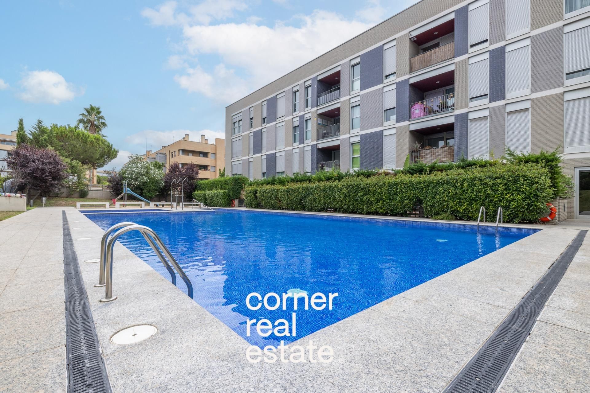 Vista exterior de Planta baixa en venda en Sant Cugat del Vallès amb Aire condicionat, Calefacció i Jardí privat
