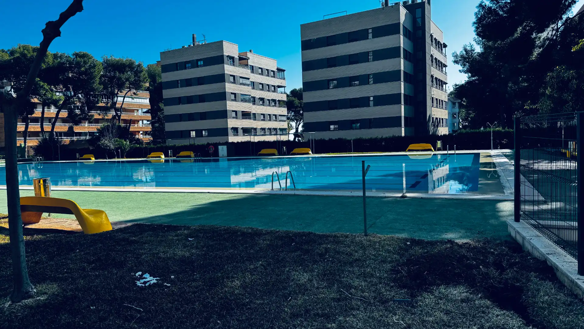 Piscina de Apartament en venda en Benicasim / Benicàssim amb Jardí privat, Terrassa i Moblat