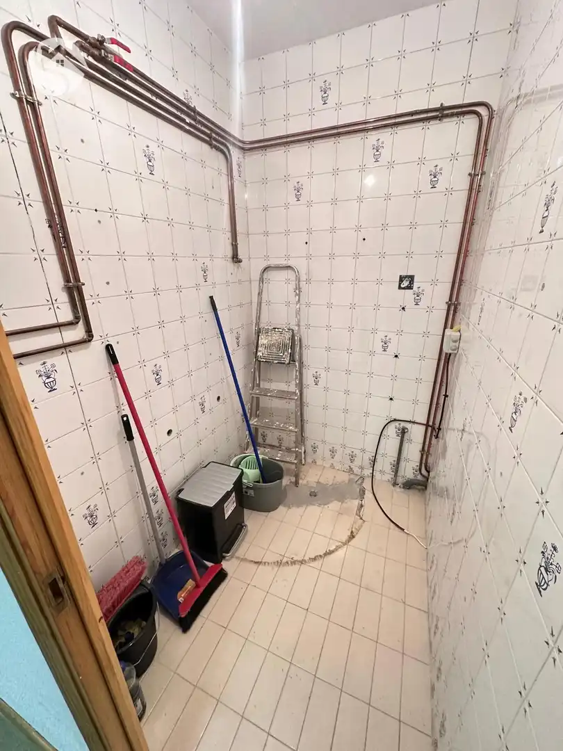 Baño de Local de alquiler en Cuenca con Aire acondicionado