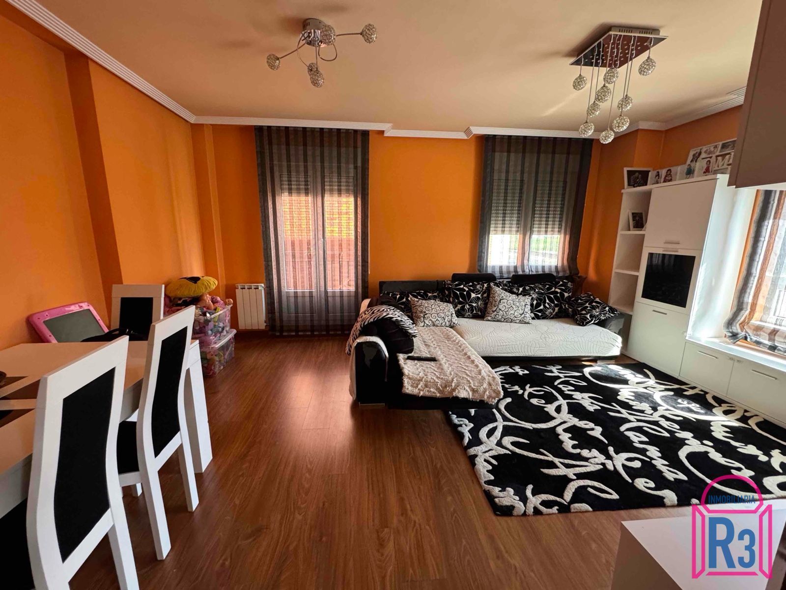 Dormitori de Casa adosada en venda en San Andrés del Rabanedo amb Calefacció, Jardí privat i Moblat