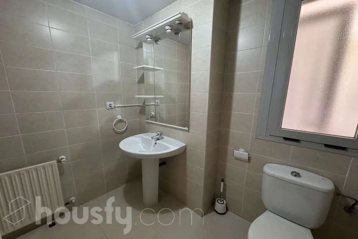 Baño de Piso de alquiler en Madrid con Trastero y Amueblado