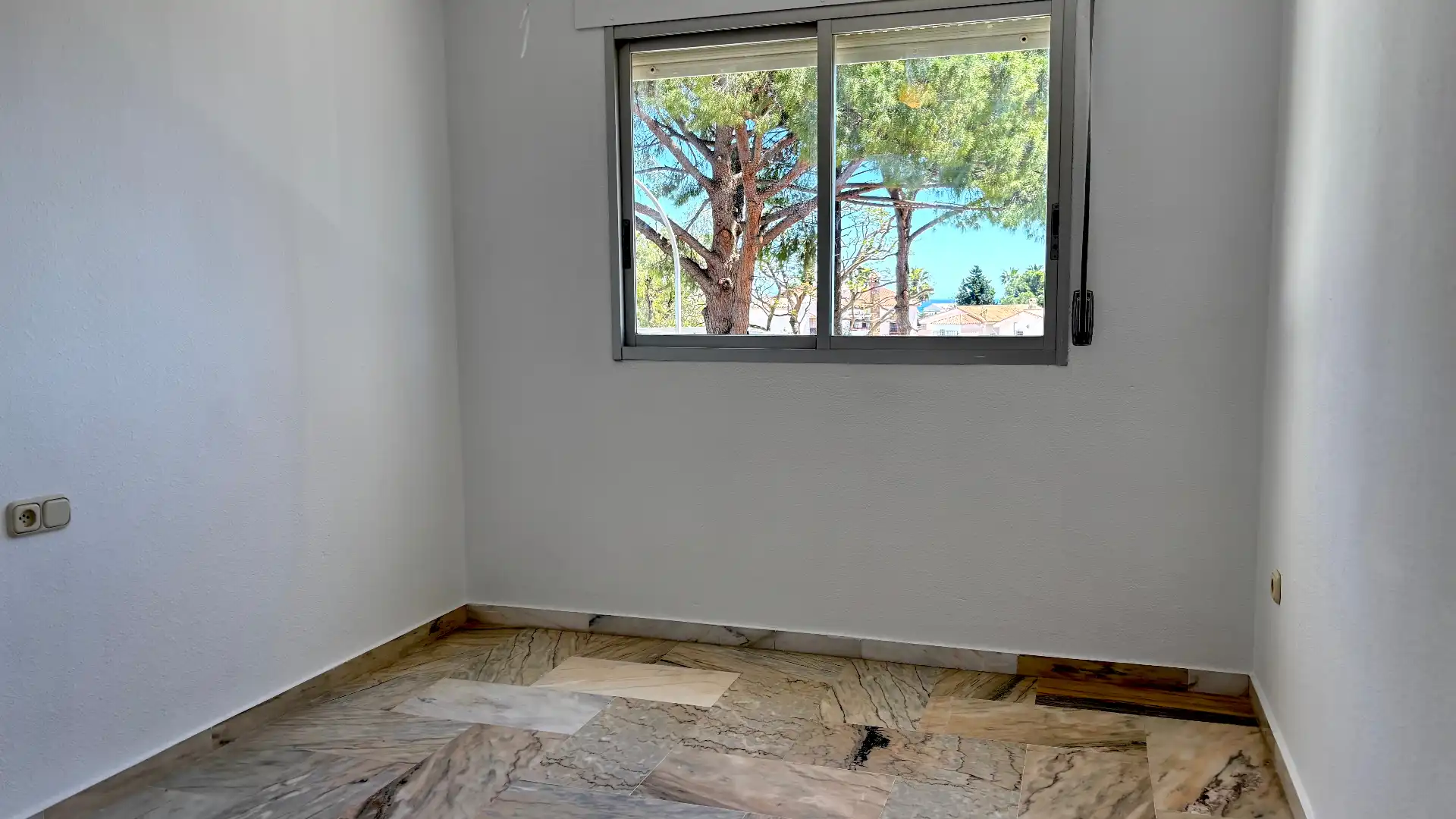 Habitación de Piso en venta en Benalmádena con Terraza, Horno y Lavadora