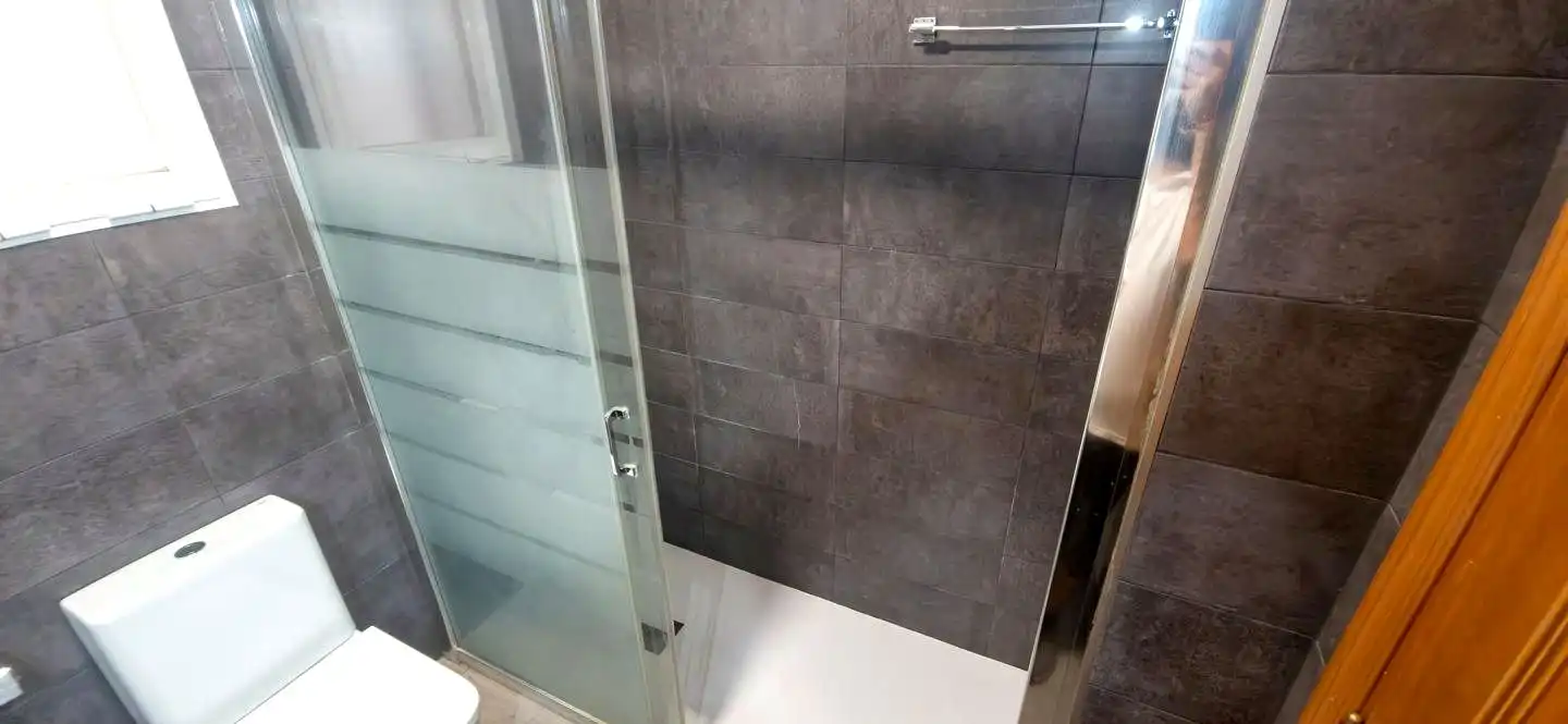 Bany de Pis de lloguer en Valencia amb Aire condicionat, Terrassa i Moblat