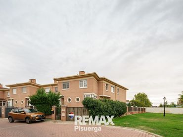 Detached house with balcony for sale in Calle Perillos