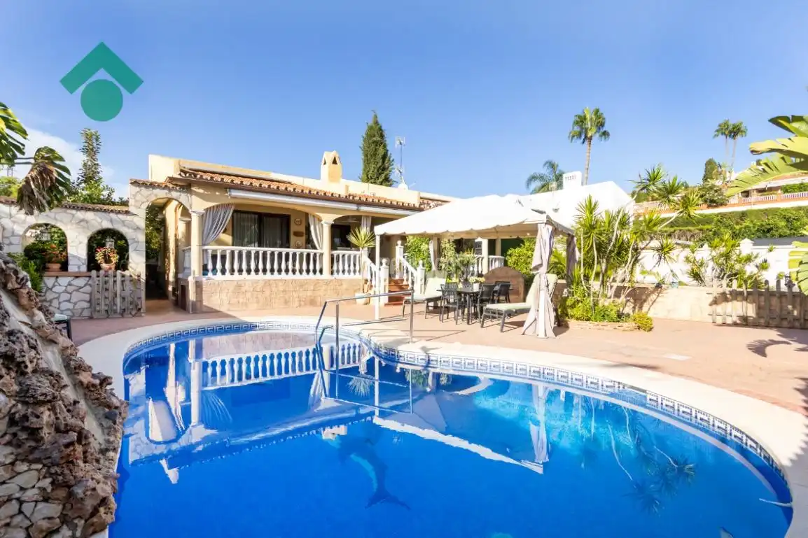 Vista exterior de Casa o chalet en venta en Rincón de la Victoria con Aire acondicionado, Terraza y Piscina