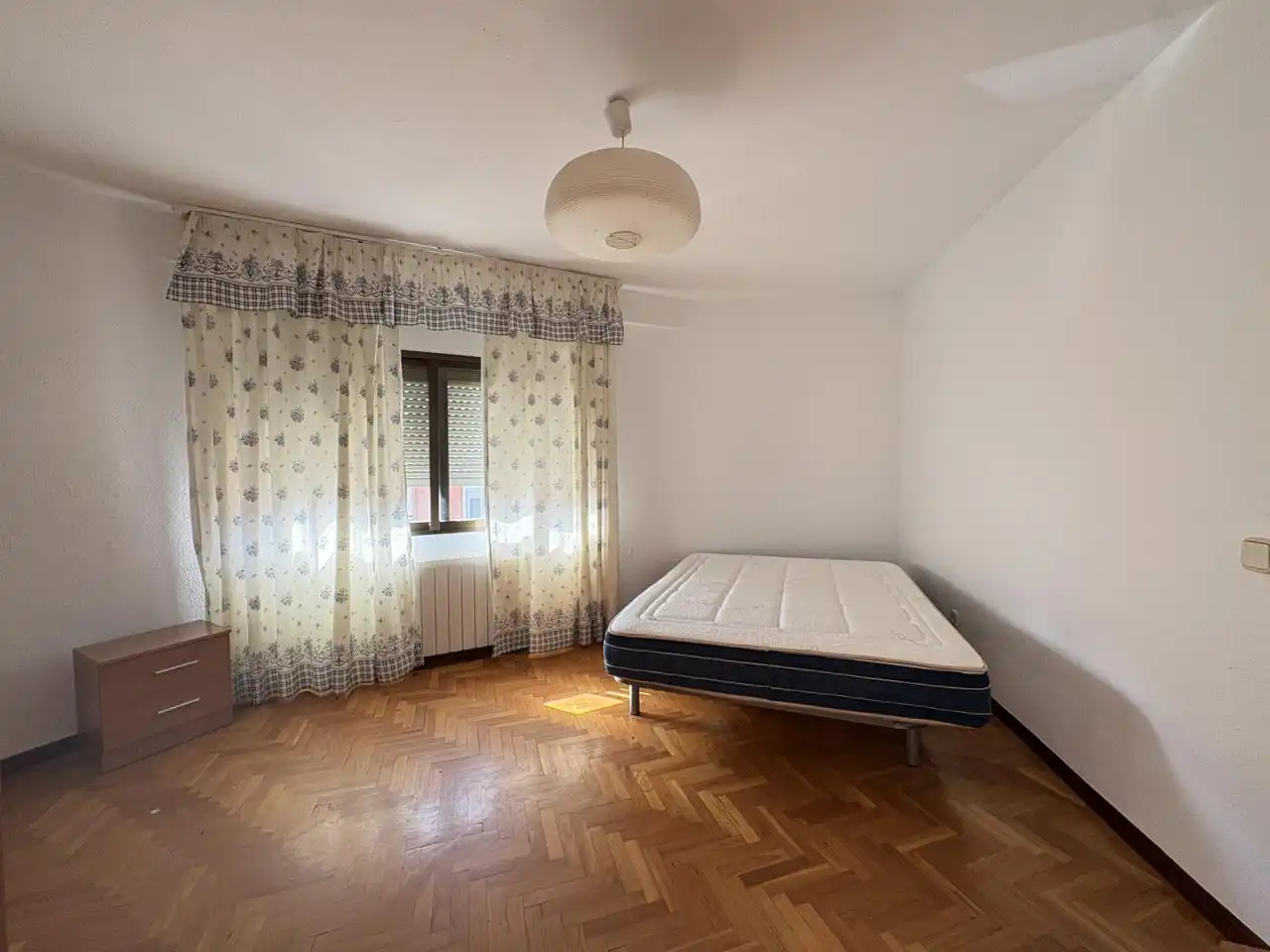 Schlafzimmer von Wohnung zur Miete in Madrid mit Klimaanlage, Heizung und Parkett