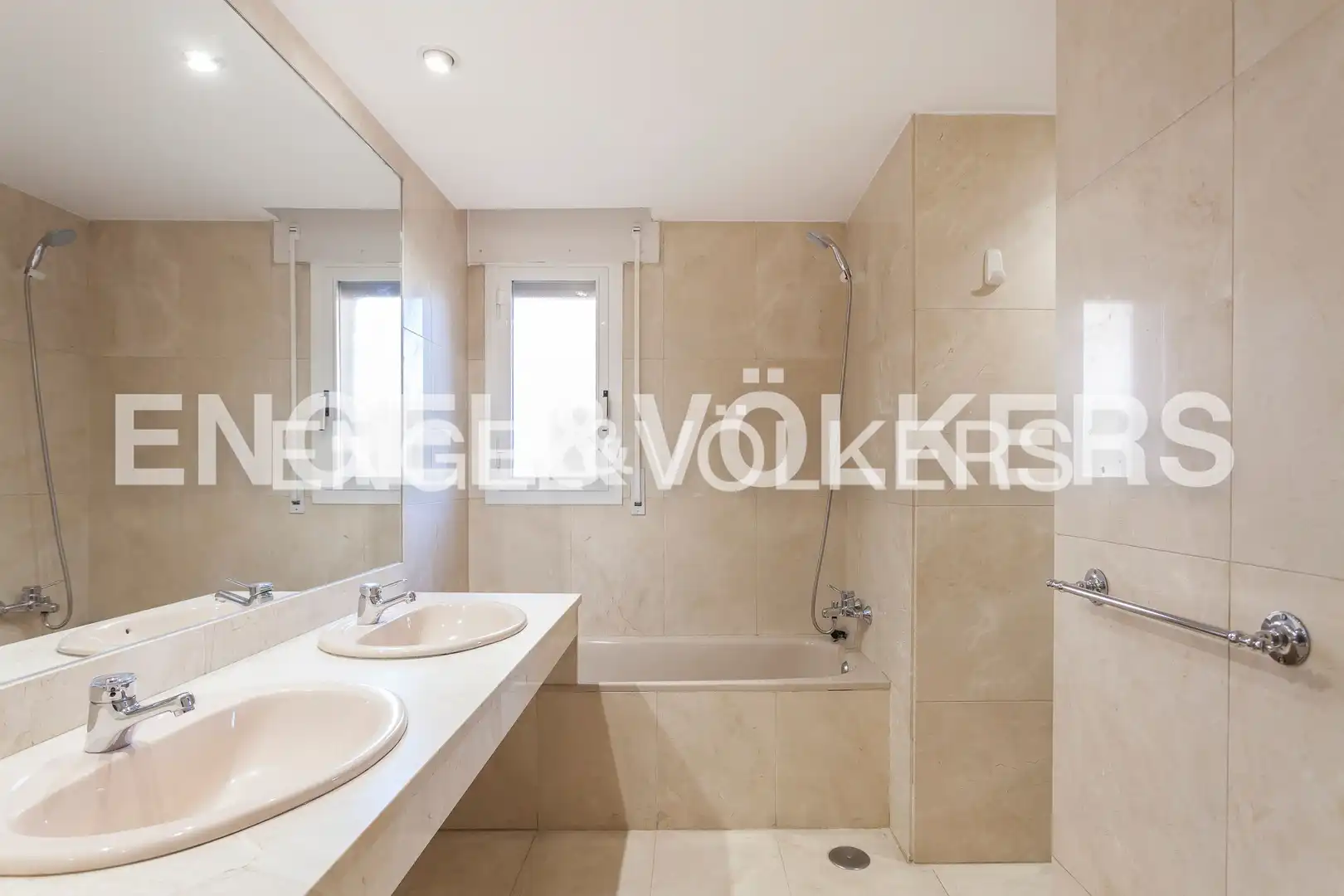 Baño de Casa adosada de alquiler en Madrid con Aire acondicionado, Calefacción y Jardín privado