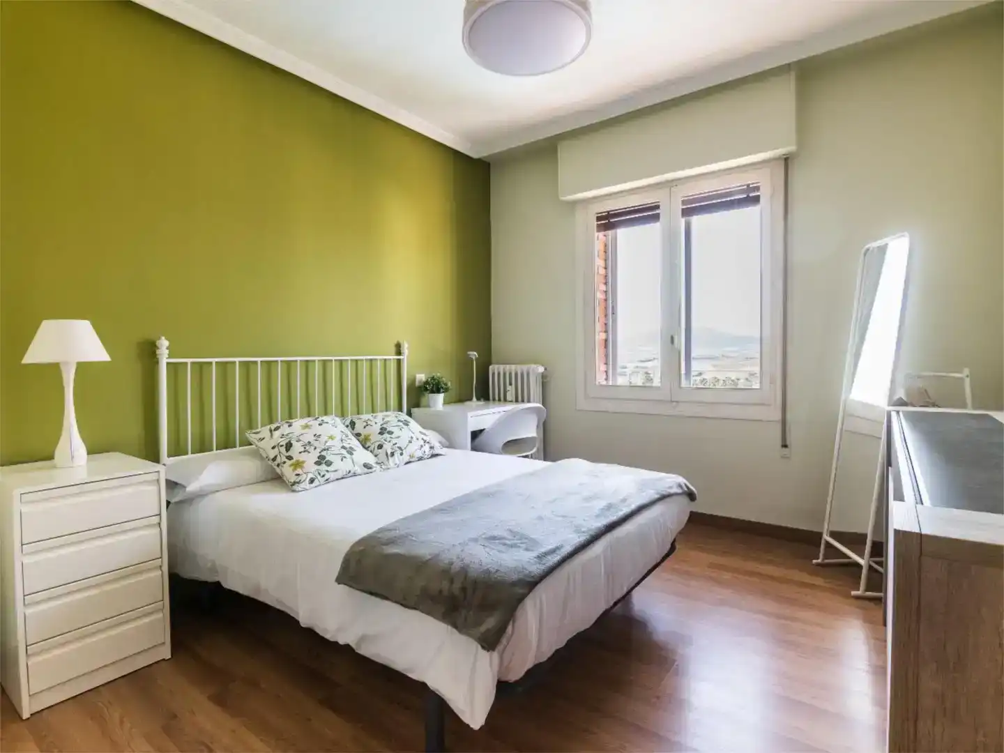 Schlafzimmer von Wohnung zur Miete in Haro mit Balkon