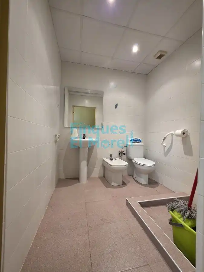 Badezimmer von Fabrikhallen zum Verkauf in Reus