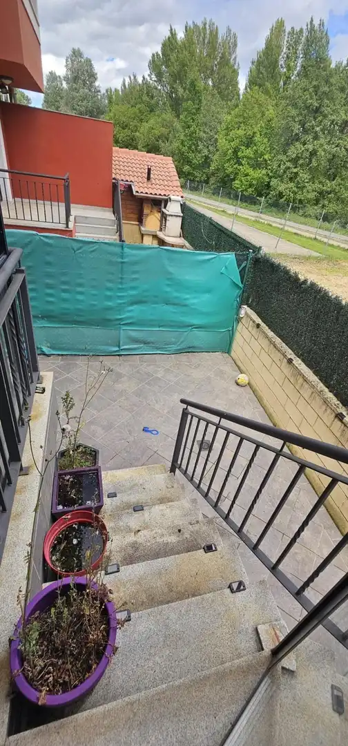 Terrasse von Einfamilien-Reihenhaus zum Verkauf in Villaquilambre mit Heizung, Privatgarten und Parkett