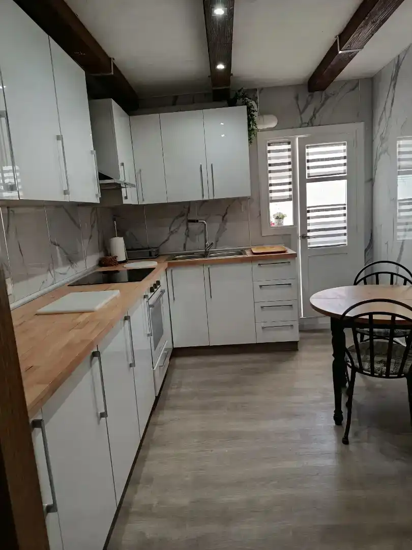 Kitchen of Flat for share in Casco Antiguo