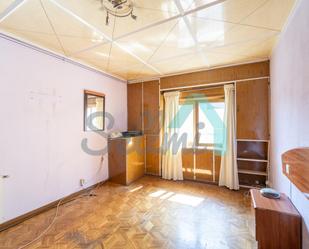 Dormitori de Pis en venda en Oviedo  amb Calefacció, Parquet i Terrassa