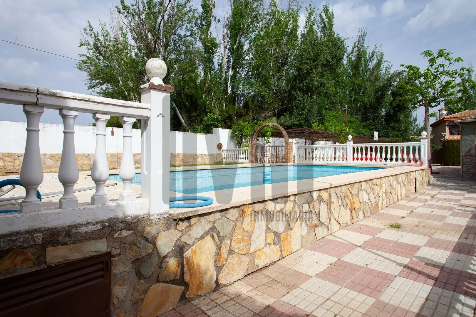 Piscina de Casa o xalet en venda en Jaén amb Aire condicionat, Calefacció i Jardí privat
