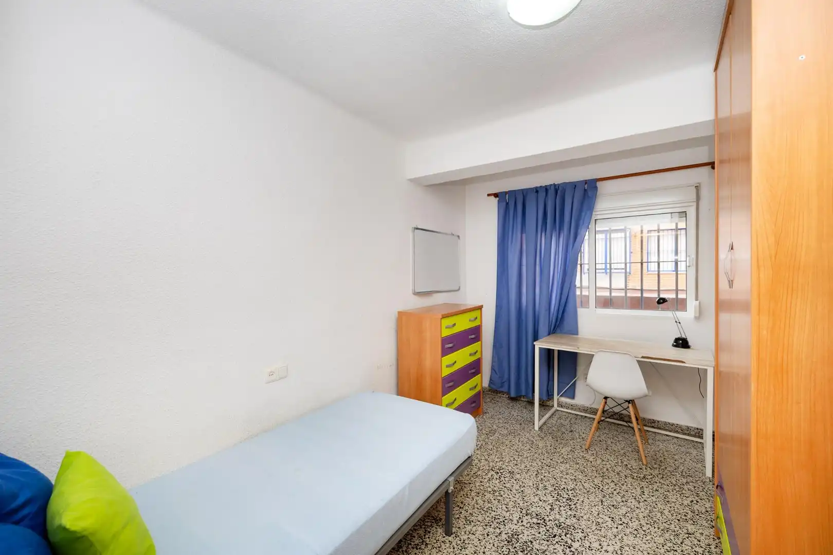 Bedroom of Flat for sale in Granada  with Terrace, Furnished and Balcony