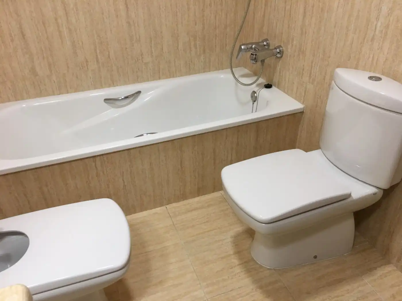 Bany de Pis de lloguer en Valencia amb Aire condicionat, Terrassa i Traster
