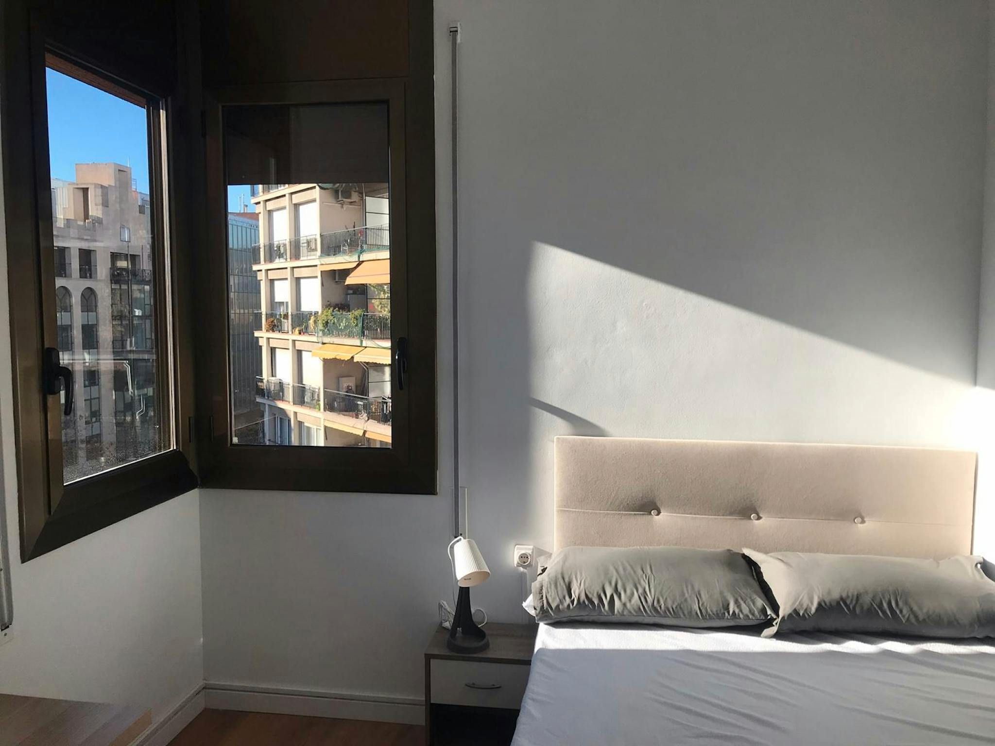 Bedroom of Flat to share in  Barcelona Capital  with Air Conditioner, Heating and Washing machine