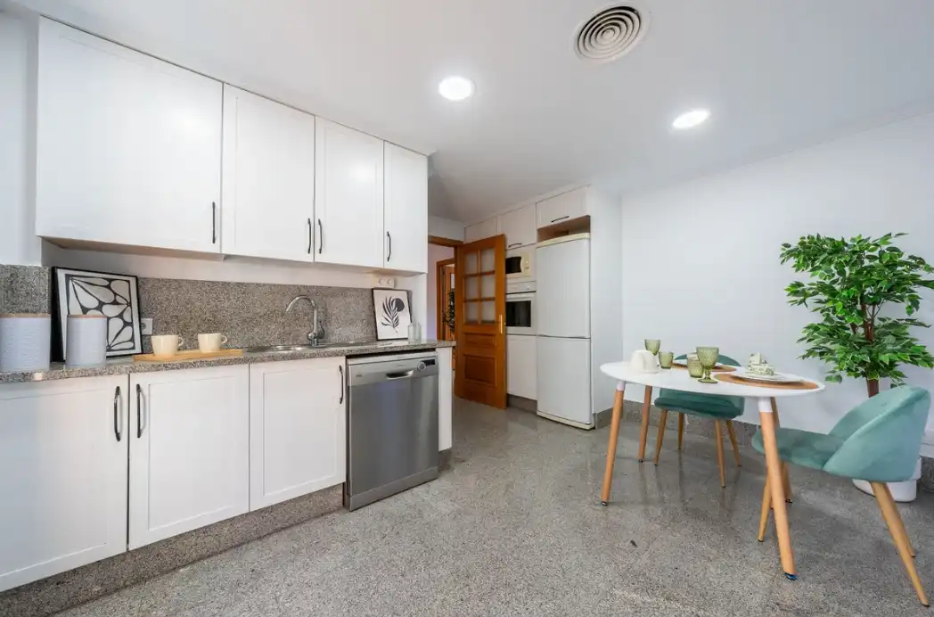 Cuina de Casa adosada en venda en Marbella amb Aire condicionat, Jardí privat i Terrassa