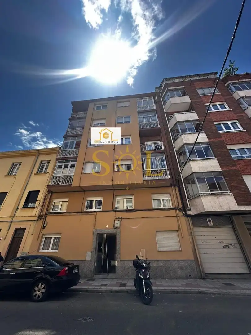 Vista exterior de Pis en venda en León Capital  amb Calefacció, Parquet i Moblat