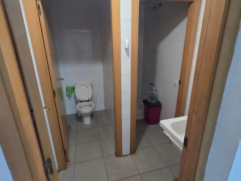 Bathroom of Commercial properties for rent in Gorg - Progrés
