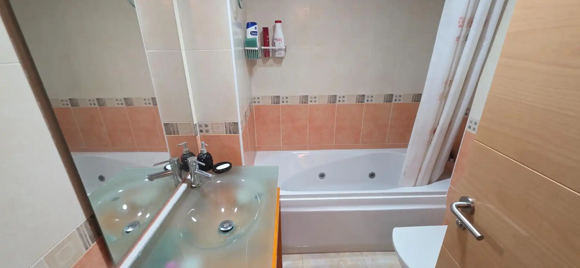 Badezimmer von Erdgeschoss zum Verkauf in L'Ampolla mit Klimaanlage, Terrasse und Möbliert