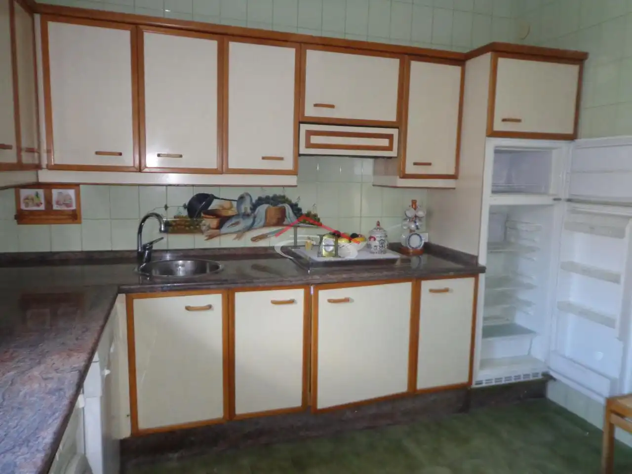 Cuina de Casa o xalet en venda en León Capital  amb Calefacció i Jardí privat