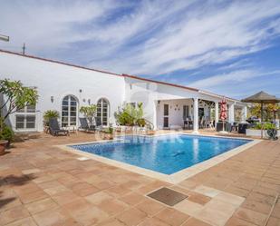 Vista exterior de Casa o xalet en venda en Estepona amb Aire condicionat, Terrassa i Piscina