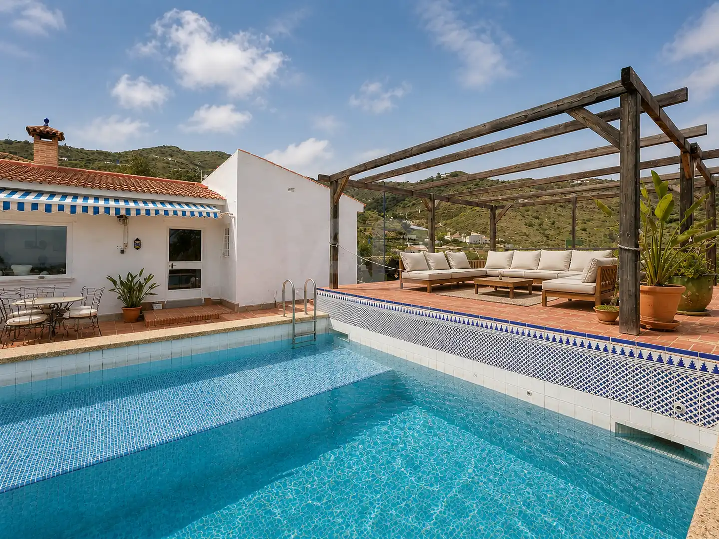 Swimming pool of Country homes for sale in Vélez-Málaga  with Air Conditioner, Heating and Terrace
