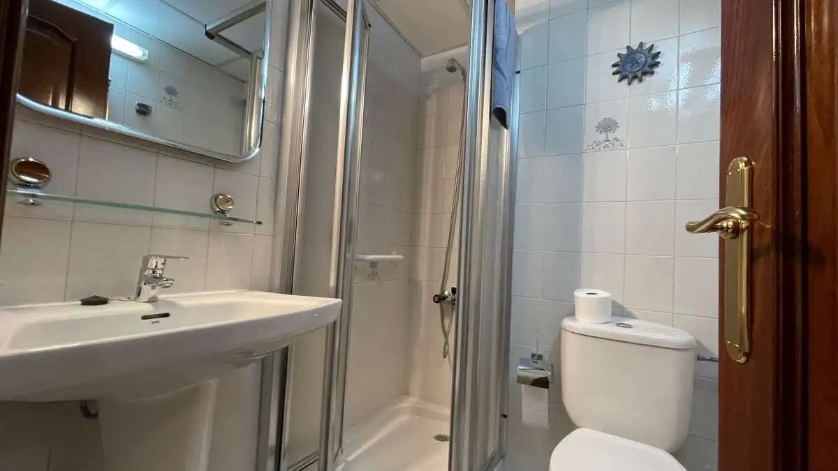Bathroom of Flat for rent in Granada  with Air Conditioner, Heating and Terrace