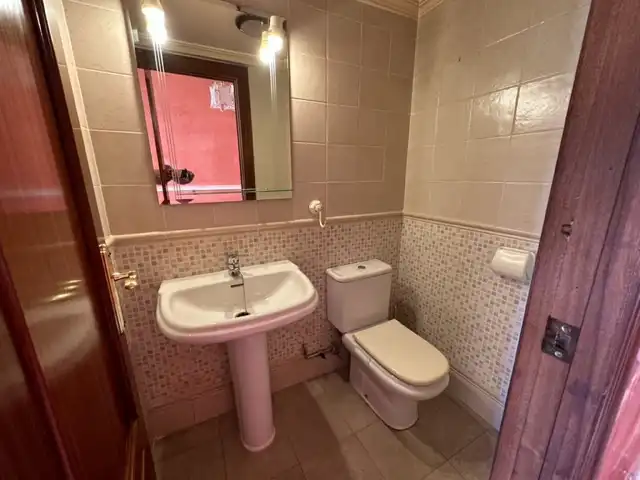 Baño de Casa adosada en venta en Huelva con Aire acondicionado, Calefacción y Jardín privado