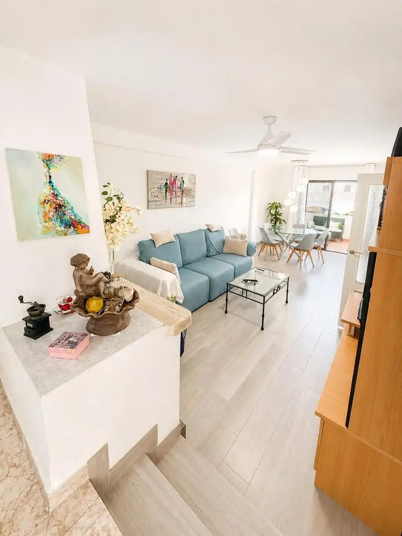 Sala d'estar de Casa adosada en venda en Roquetas de Mar amb Jardí privat, Traster i Piscina