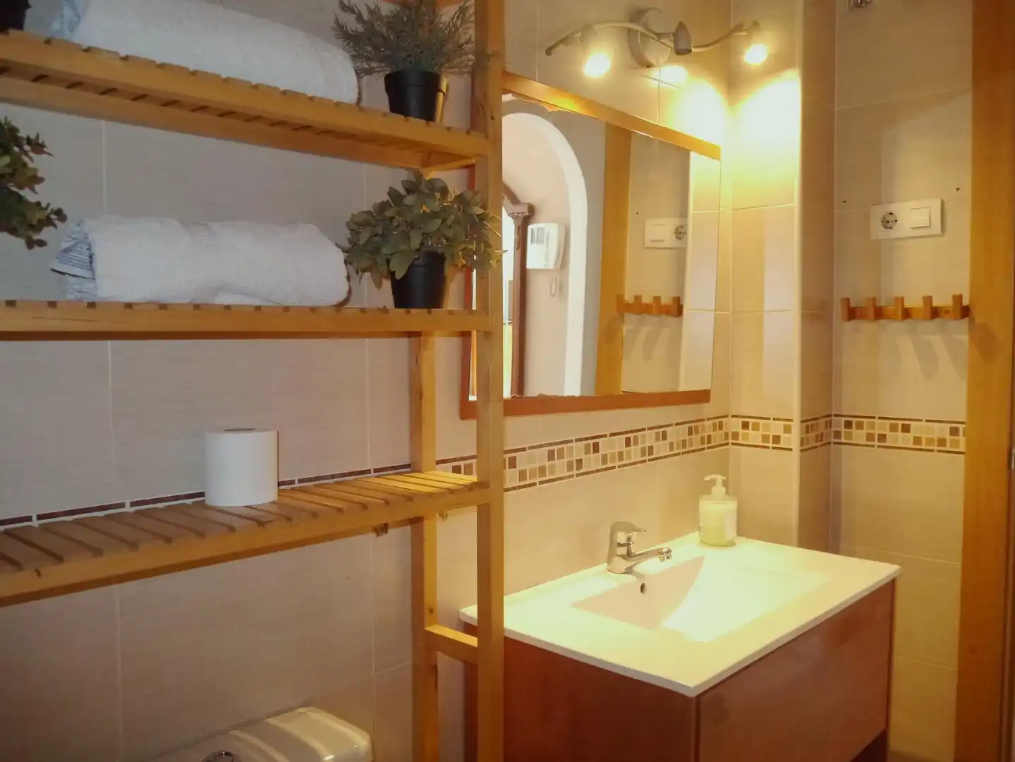 Baño de Apartamento en venta en Fuengirola con Aire acondicionado, Calefacción y Jardín privado