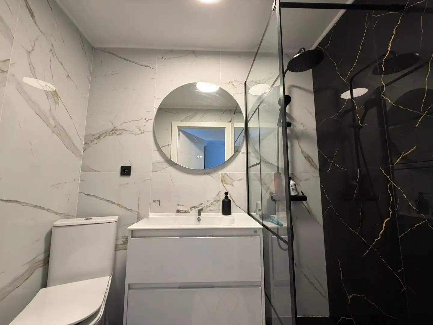 Baño de Apartamento en venta en Torrevieja con Aire acondicionado, Amueblado y Piscina comunitaria