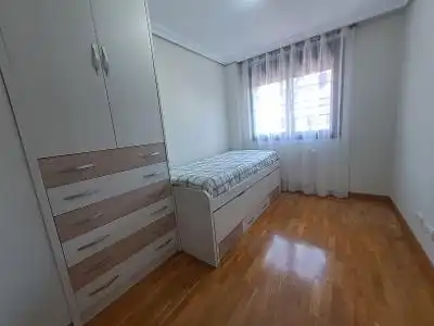 Schlafzimmer von Wohnung zur Miete in Oviedo  mit Parkett und Möbliert