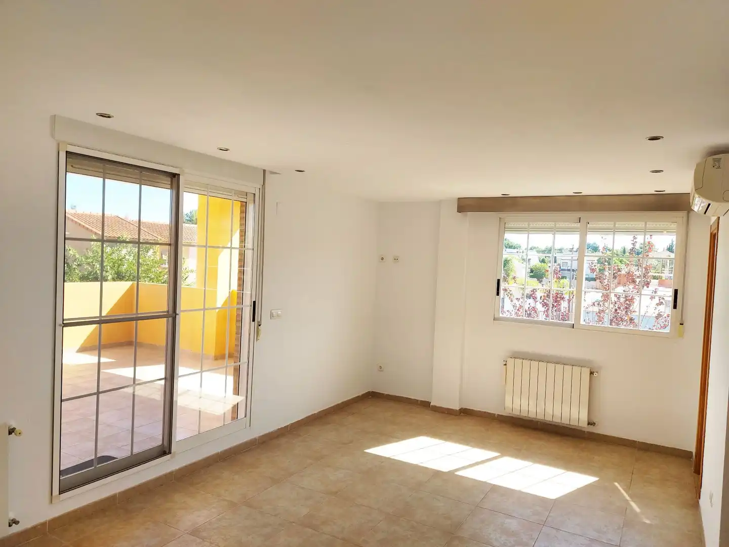 Living room of Houses for sale in La Pobla de Vallbona  with Air Conditioner, Heating and Private garden