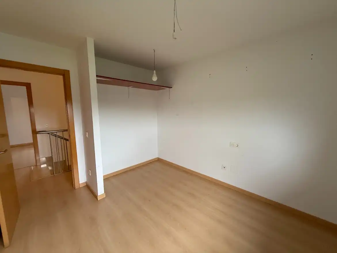 Dormitori de Casa adosada en venda en Garrafe de Torío amb Calefacció, Jardí privat i Parquet