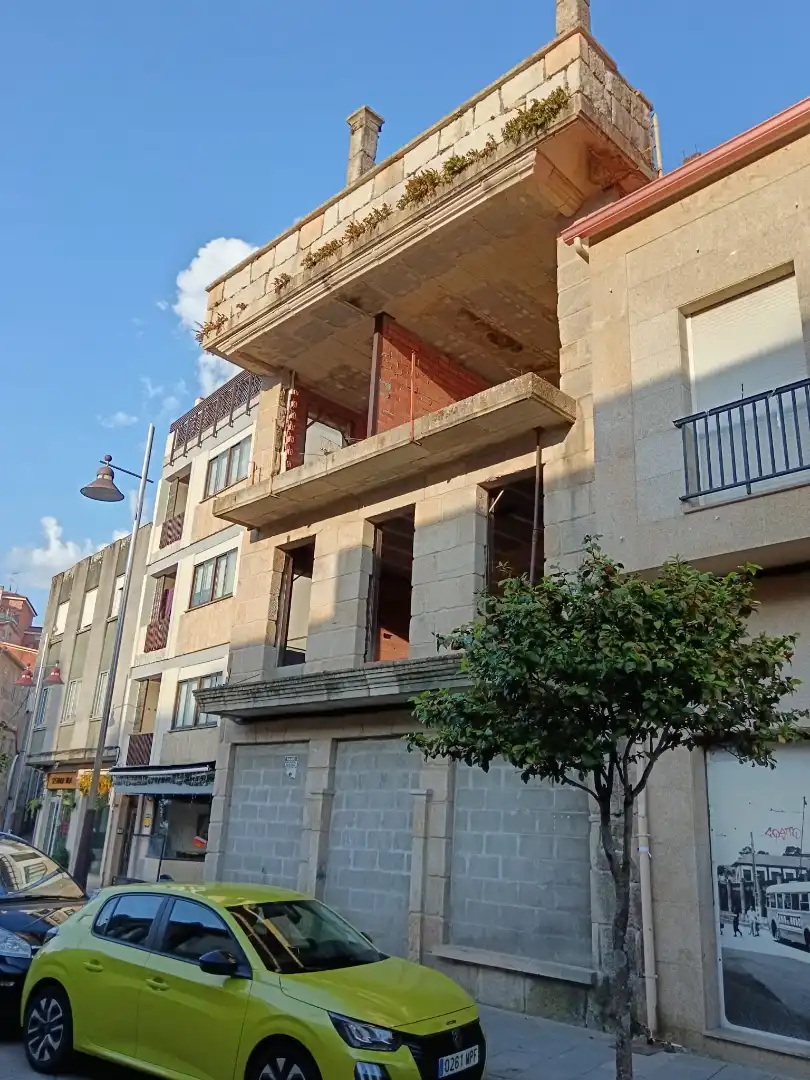 Mixt residencial en venda a Rúa Serafín Tubío