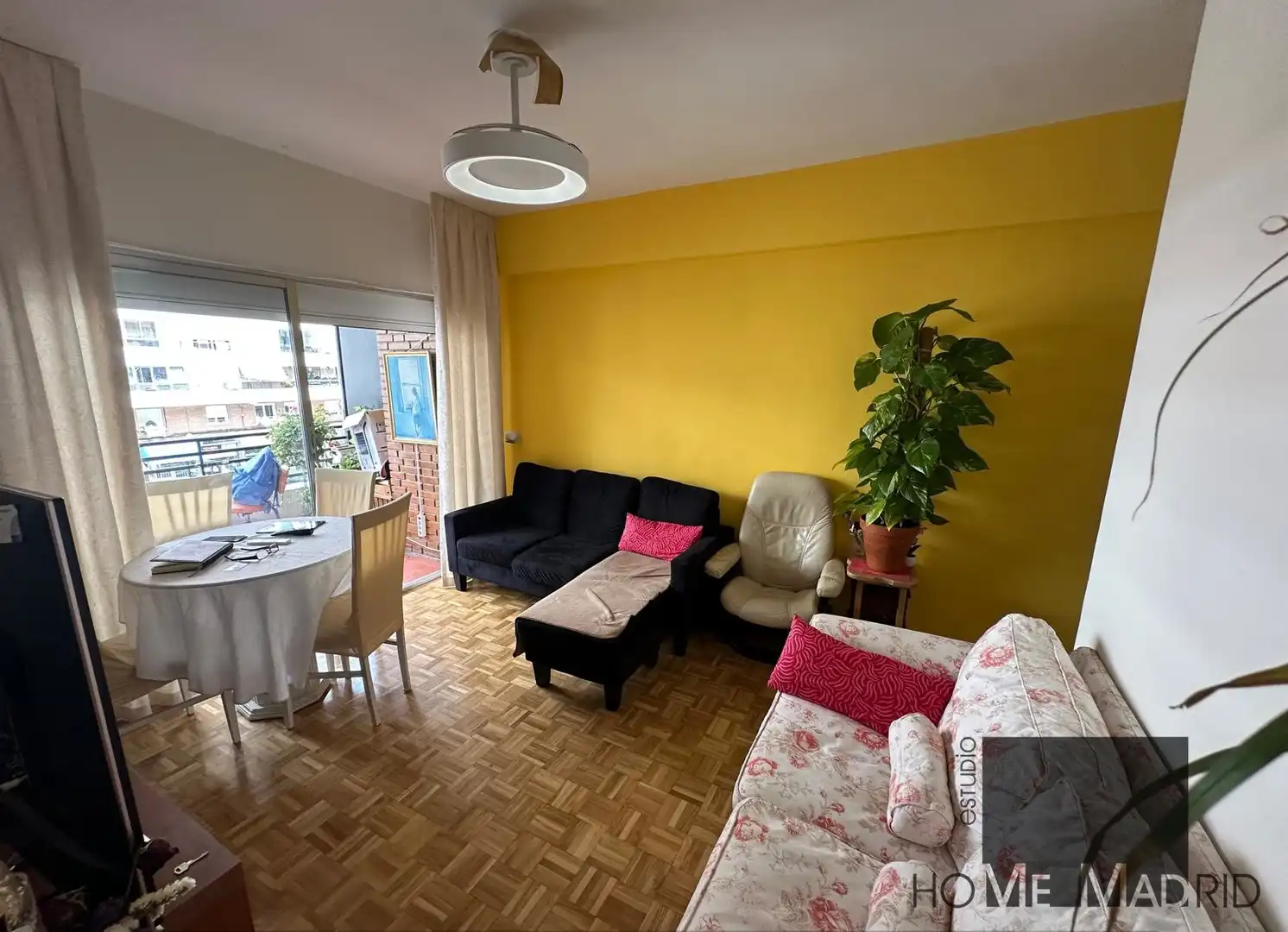 Sala d'estar de Pis en venda en Madrid amb Calefacció, Parquet i Terrassa