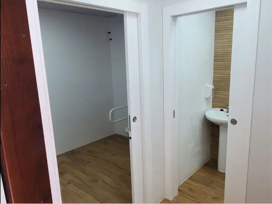 Baño de Local de alquiler en Alhendín con Aire acondicionado, Calefacción y Terraza
